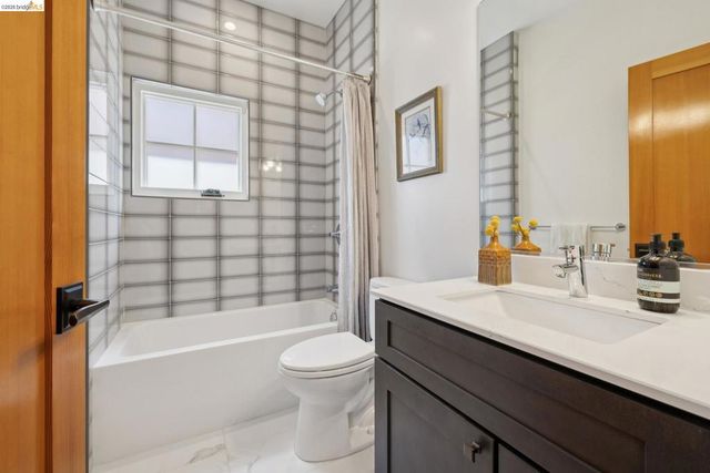 4436 Howe St, Oakland, CA 94611