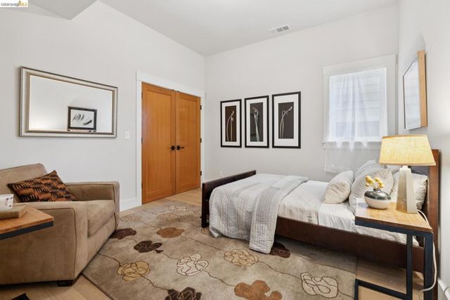 4436 Howe St, Oakland, CA 94611