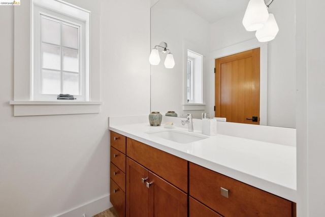 4436 Howe St, Oakland, CA 94611