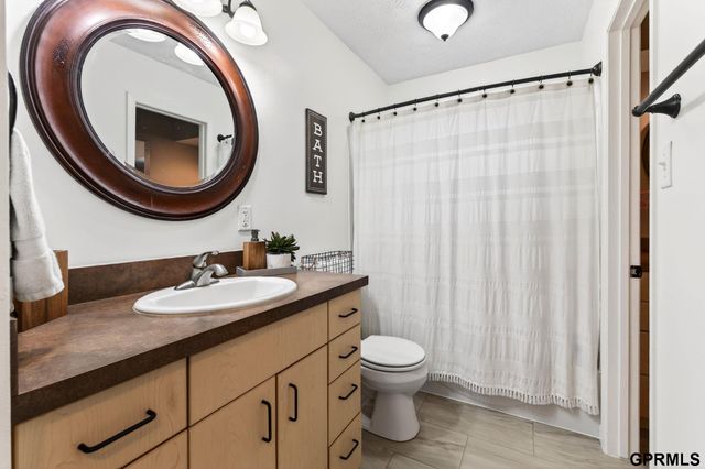 5201 Galloway Street, Omaha, NE 68157