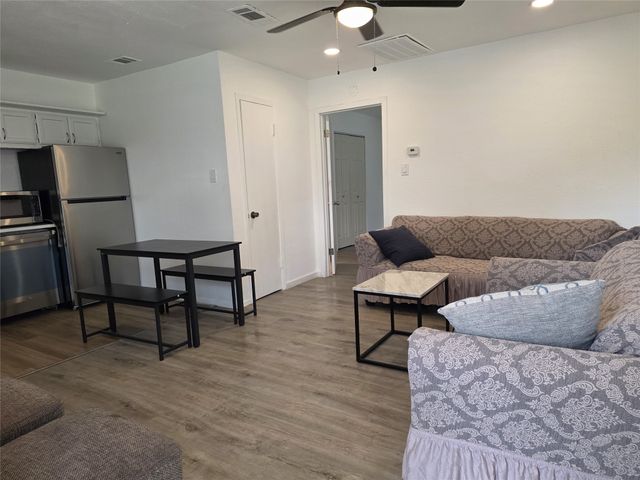 853 Broadway Avenue B, Euless, TX 76040