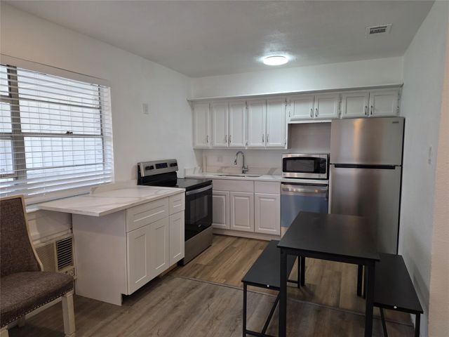 853 Broadway Avenue B, Euless, TX 76040