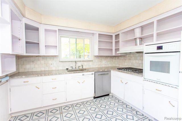 14420 Vernon Street, Oak Park, MI 48237