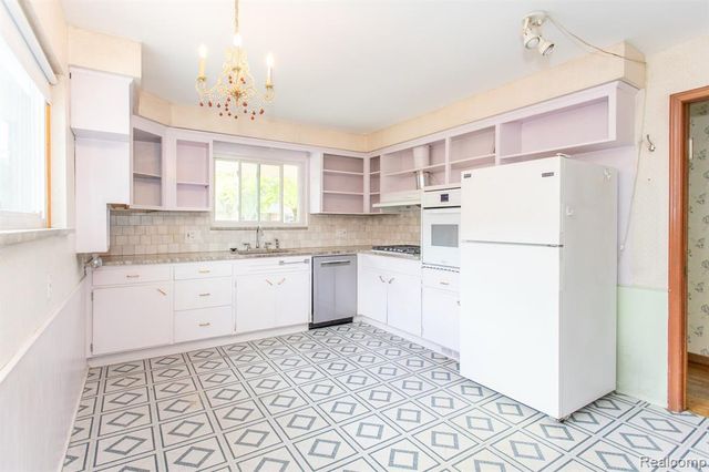 14420 Vernon Street, Oak Park, MI 48237