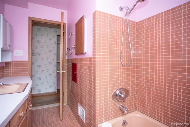 14420 Vernon Street, Oak Park, MI 48237