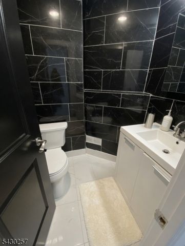 402 Cliff St, Fairview Boro, NJ 07022