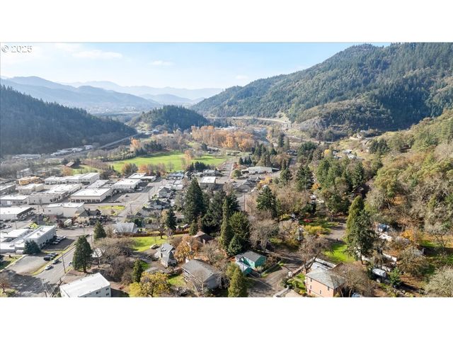 635 Nw 4TH Ave, Myrtle Creek, OR 97457