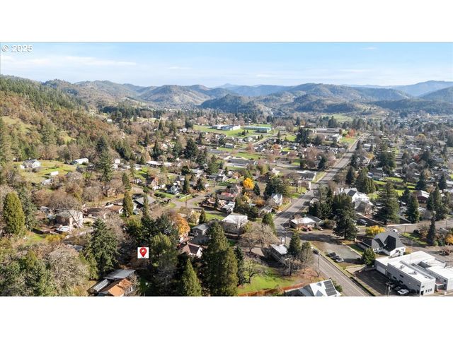 635 Nw 4TH Ave, Myrtle Creek, OR 97457