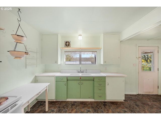 635 Nw 4TH Ave, Myrtle Creek, OR 97457