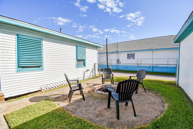 2209 Saladia Street, Galveston, TX 77551