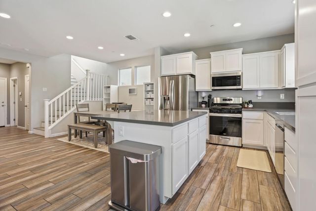 1761 N Breezy Meadow Dr, Sacramento, CA 95834