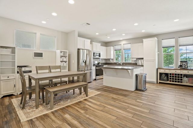 1761 N Breezy Meadow Dr, Sacramento, CA 95834