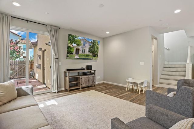1761 N Breezy Meadow Dr, Sacramento, CA 95834