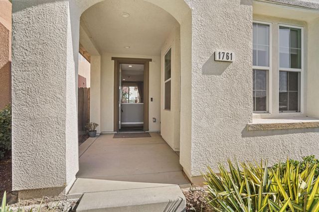 1761 N Breezy Meadow Dr, Sacramento, CA 95834