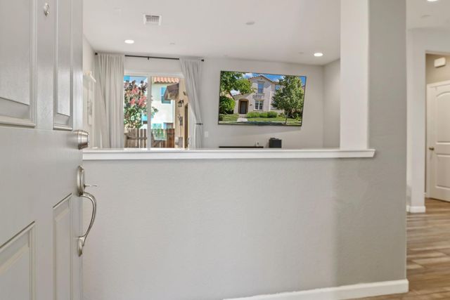 1761 N Breezy Meadow Dr, Sacramento, CA 95834