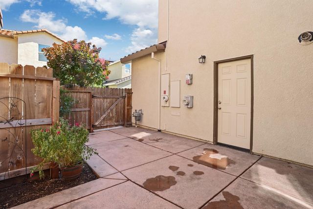 1761 N Breezy Meadow Dr, Sacramento, CA 95834