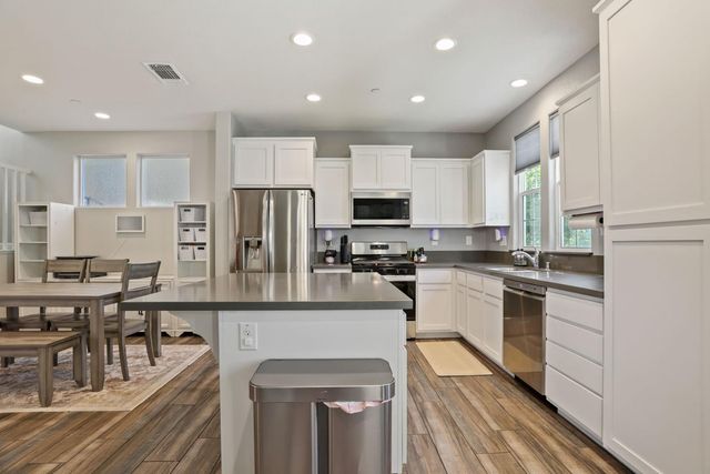 1761 N Breezy Meadow Dr, Sacramento, CA 95834