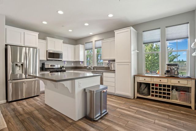 1761 N Breezy Meadow Dr, Sacramento, CA 95834