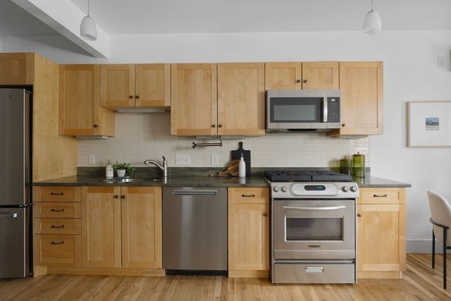 432 Norfolk St 2F, Somerville, MA 02143