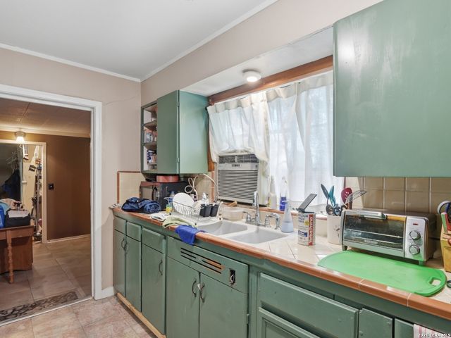 202 CRESHAM DR, San Antonio, TX 78218