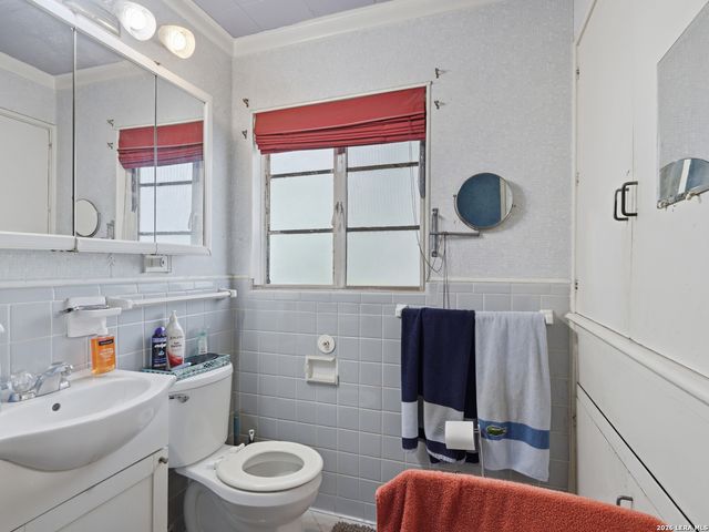 202 CRESHAM DR, San Antonio, TX 78218