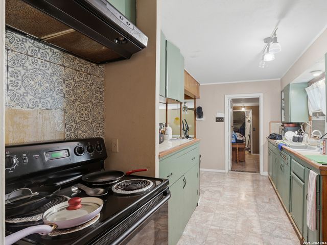 202 CRESHAM DR, San Antonio, TX 78218