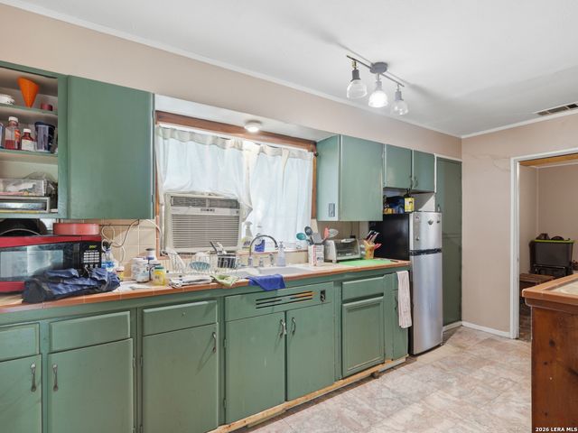 202 CRESHAM DR, San Antonio, TX 78218