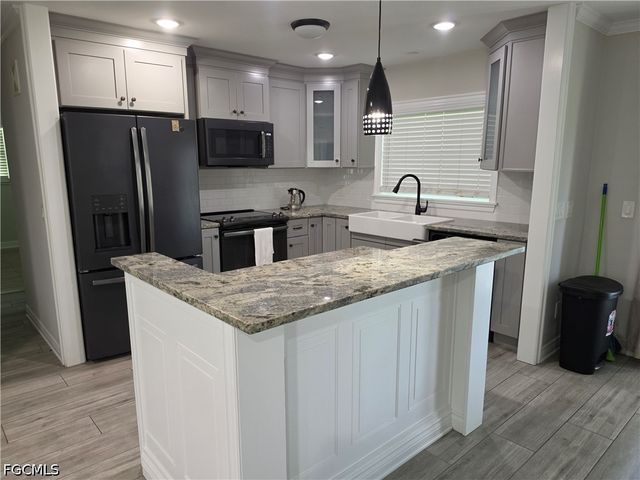 1300 SE 31st TER, Cape Coral, FL 33904