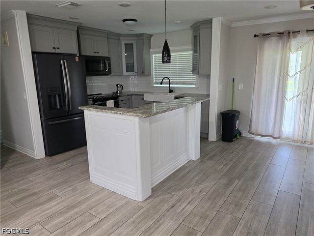 1300 SE 31st TER, Cape Coral, FL 33904