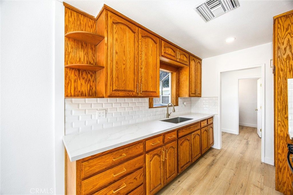 Image 14 of property listing at 634 E Pioneer, Redlands, CA 92374