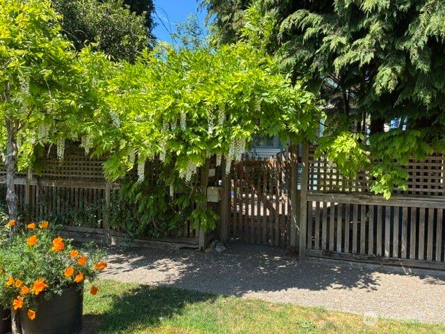 8045 26th Avenue NW, Seattle, WA 98117