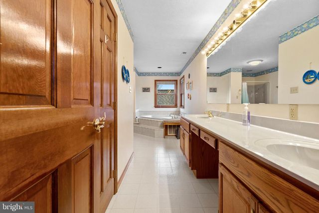 172 CAMBRIAN CT, Martinsburg, WV 25403