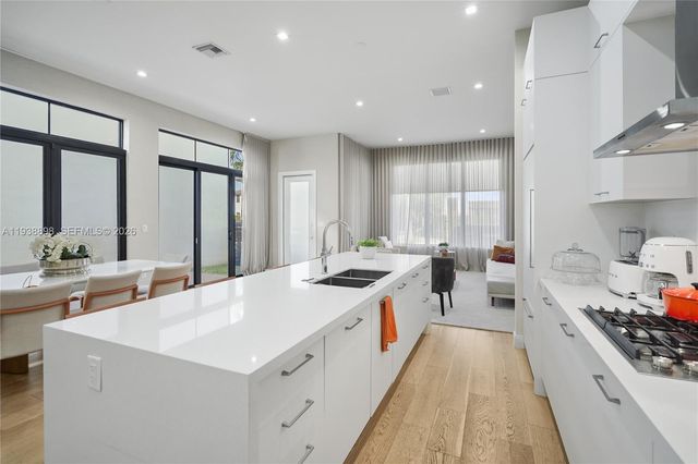 8144 NW 43rd St, Doral, FL 33166