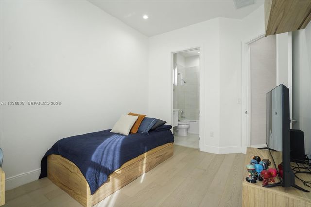 8144 NW 43rd St, Doral, FL 33166