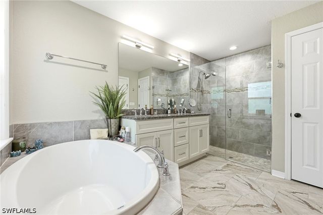 6104 Waterway Bay DR, Fort Myers, FL 33908