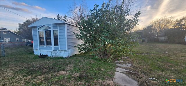 2105 E North Street, Victoria, TX 77901