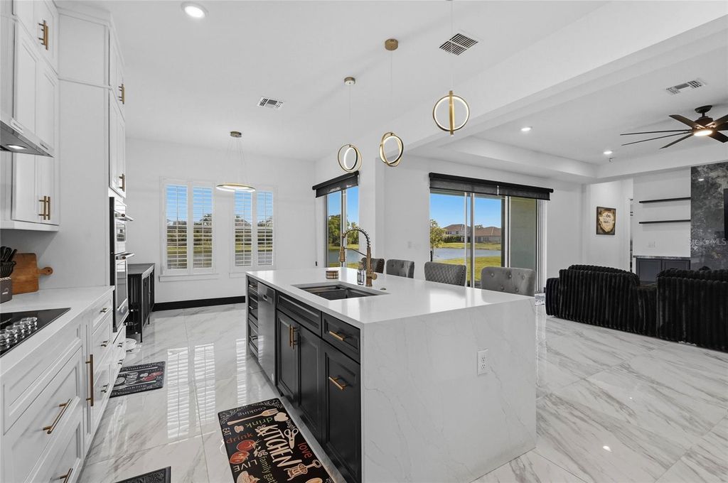 Image 9 of property listing at 7208 GREAT EGRET BOULEVARD, Sarasota, FL 34241