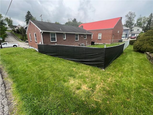 102 Johnston Rd, Bentleyville, PA 15314