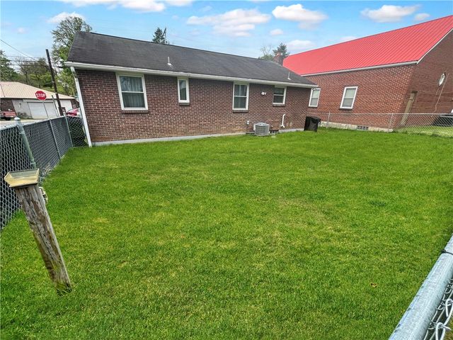 102 Johnston Rd, Bentleyville, PA 15314