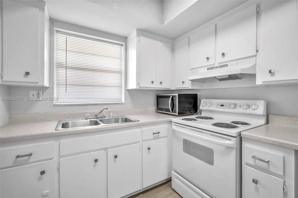 Image 10 of property listing at 2101 NE 68th St 202, Fort Lauderdale, FL 33308