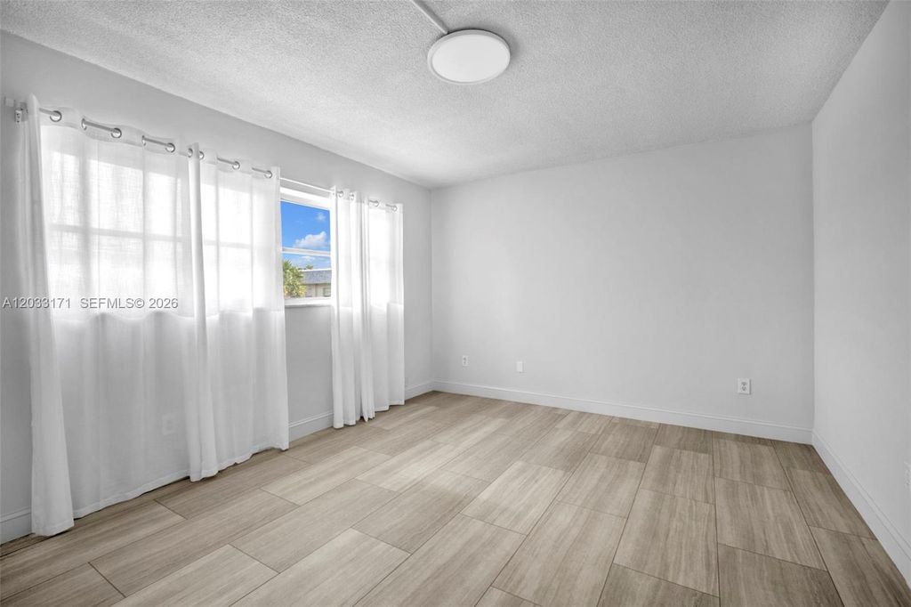 Image 12 of property listing at 2101 NE 68th St 202, Fort Lauderdale, FL 33308