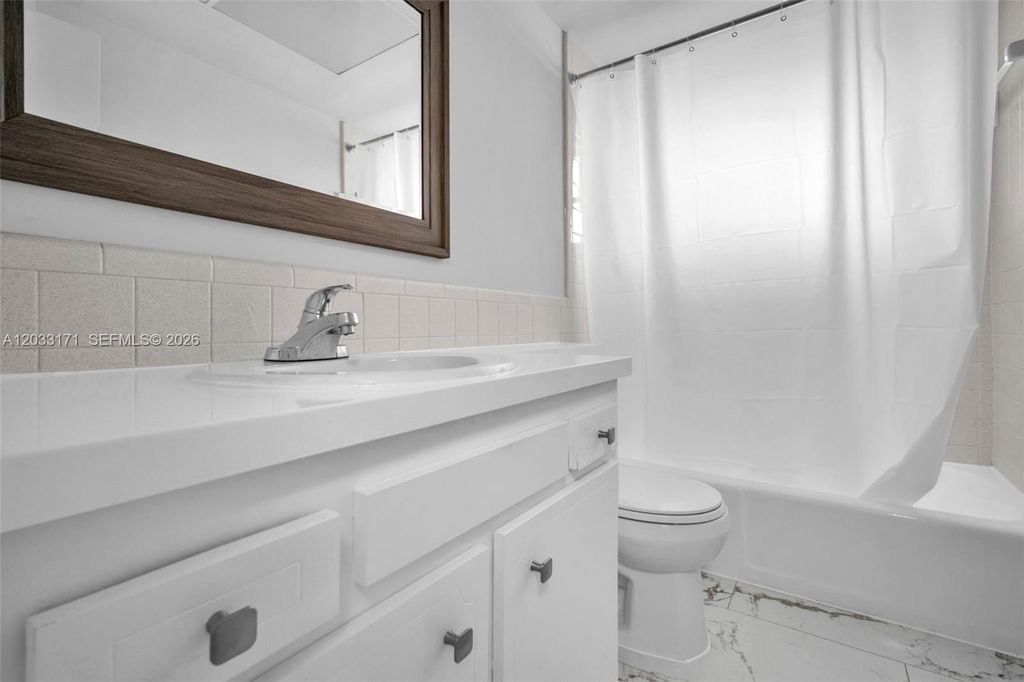 Image 14 of property listing at 2101 NE 68th St 202, Fort Lauderdale, FL 33308