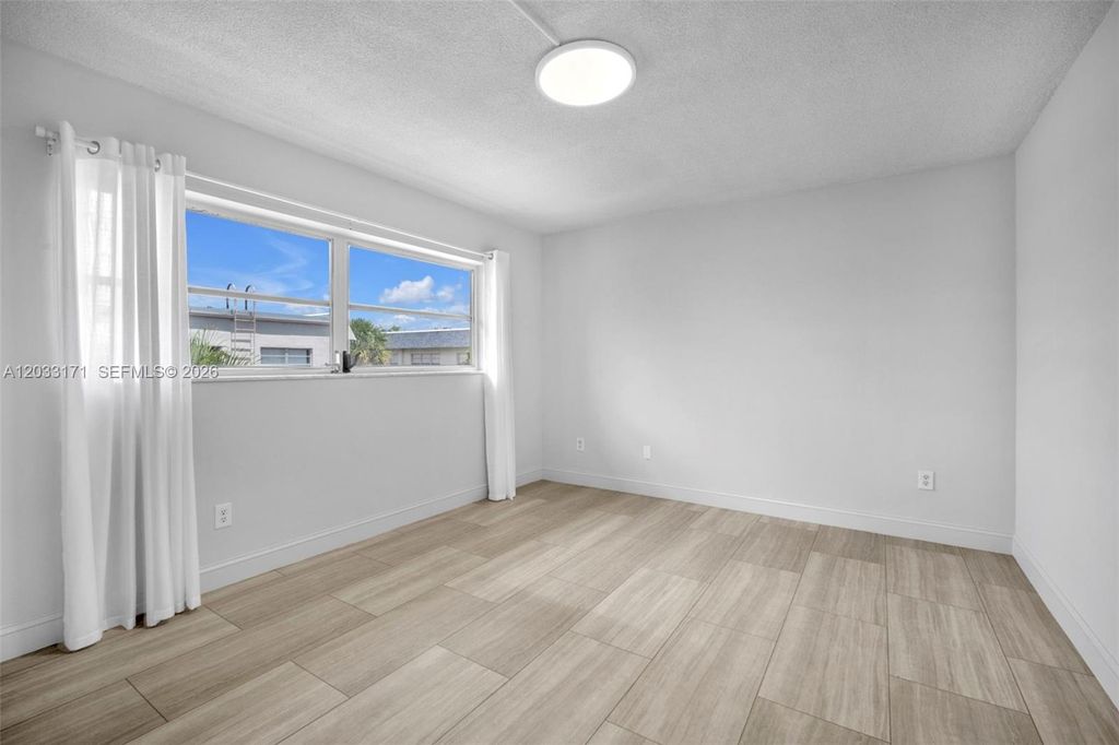 Image 15 of property listing at 2101 NE 68th St 202, Fort Lauderdale, FL 33308