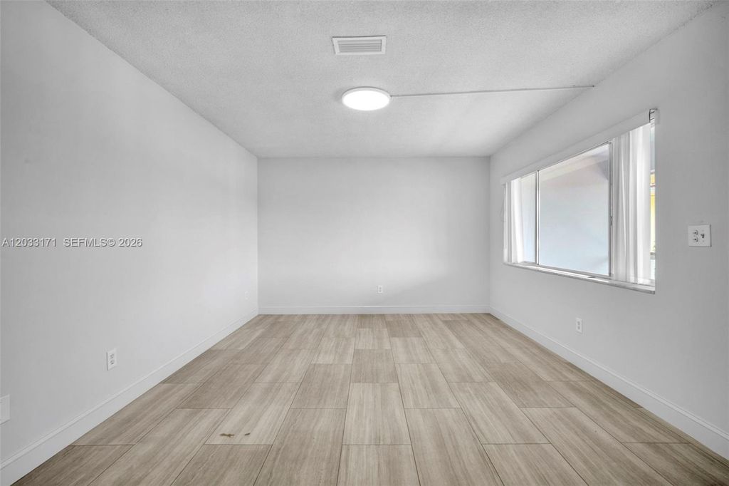 Image 17 of property listing at 2101 NE 68th St 202, Fort Lauderdale, FL 33308