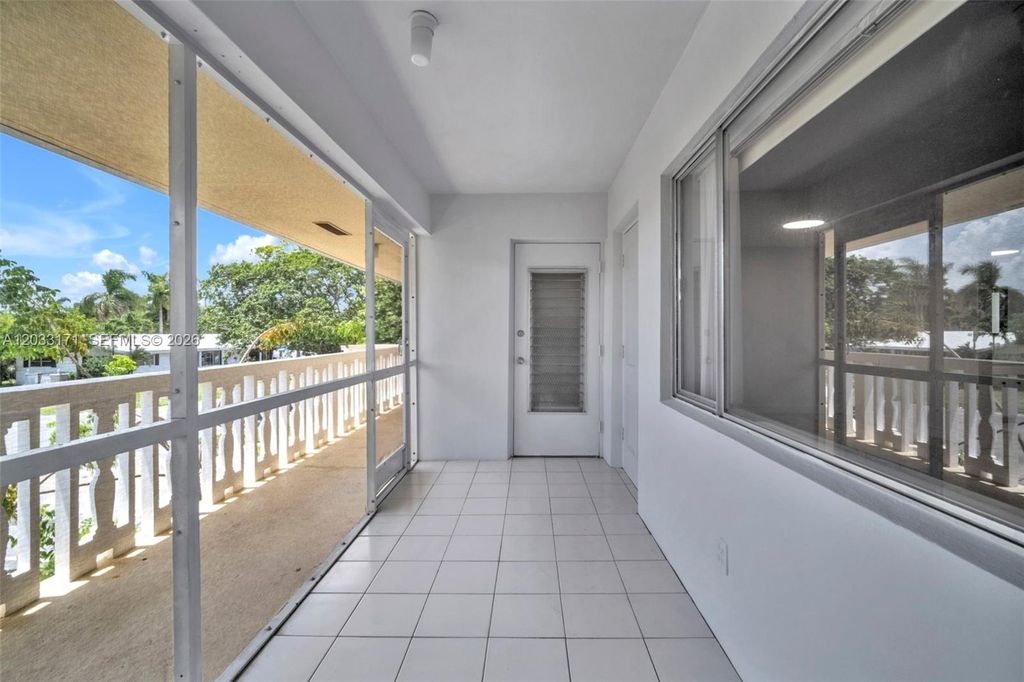 Image 2 of property listing at 2101 NE 68th St 202, Fort Lauderdale, FL 33308