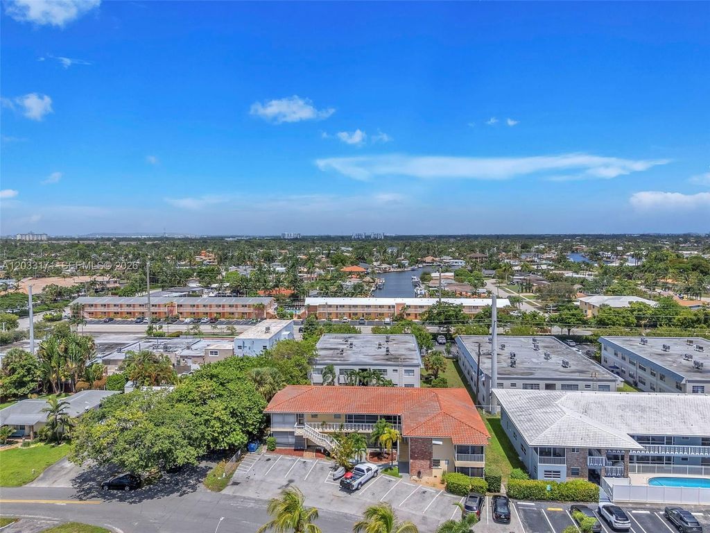 Image 20 of property listing at 2101 NE 68th St 202, Fort Lauderdale, FL 33308