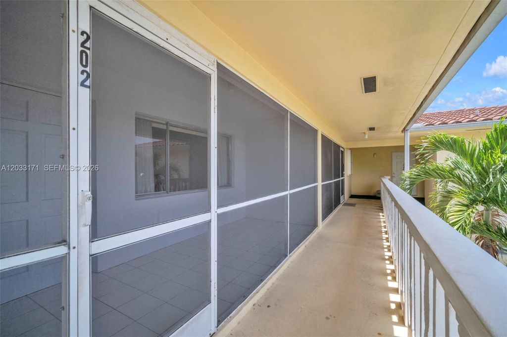 Image 3 of property listing at 2101 NE 68th St 202, Fort Lauderdale, FL 33308