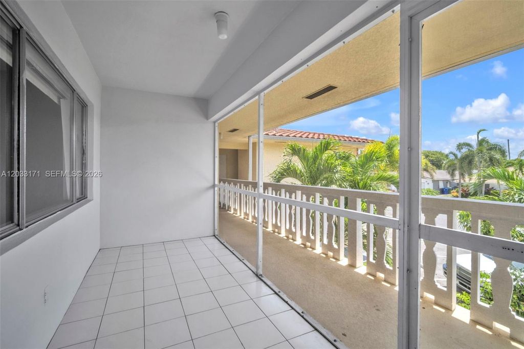 Image 4 of property listing at 2101 NE 68th St 202, Fort Lauderdale, FL 33308