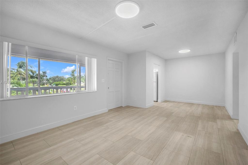 Image 6 of property listing at 2101 NE 68th St 202, Fort Lauderdale, FL 33308