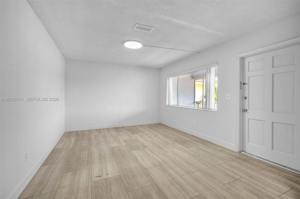 Image 8 of property listing at 2101 NE 68th St 202, Fort Lauderdale, FL 33308